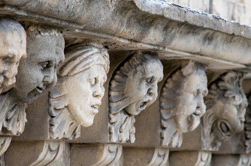 Obraz premium Closeup view of mascarons with funny faces under the balcony of a baroque palace in the province of Syracuse, Sicily