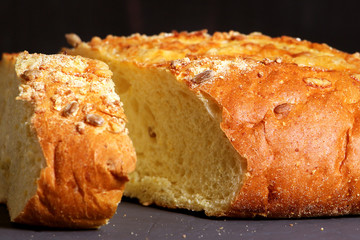 свежеиспеченный хлеб, крупный планом, в муке