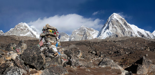 Cenotaph in memory of Peter Legate, climber who died on Everest in the Nepal Himalaya - obrazy, fototapety, plakaty