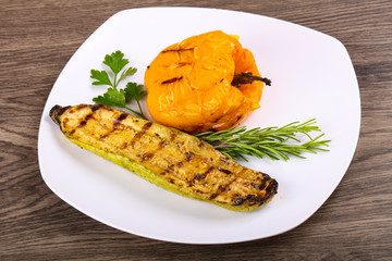 Grilled zucchini with pepper
