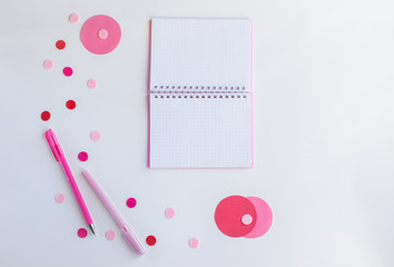 блокнот с пустыми страницами лежит на белом фоне, вид сверху