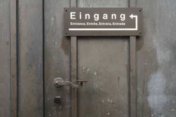 Eingang um die Ecke