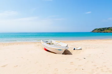 Photo sur Plexiglas Plage de Bolonia, Tarifa, Espagne Bateau de pêche blanc sur la plage de sable blanc de Bolonia et vue sur la mer bleue, Andalousie, Espagne