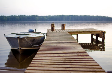 Obraz premium motorboat near the pier 