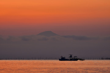 朝焼けの伊吹山と琵琶湖の情景