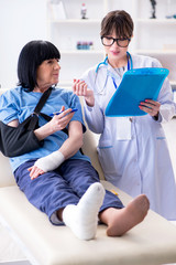Obraz premium Doctor examining old mature woman after incident