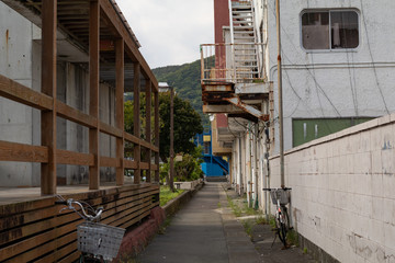 寂れた裏路地と自転車