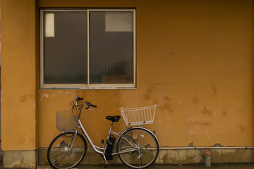 レトロなオレンジ壁と自転車