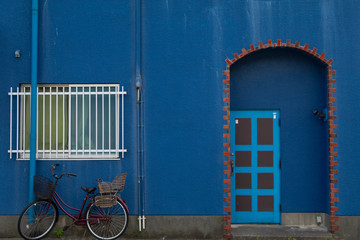 寂れた港町のスナックと自転車