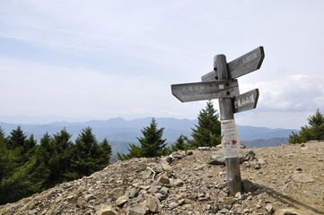 雲取山山頂に立つ道標