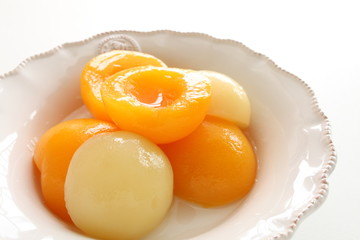 Canned food, yellow and white peach 