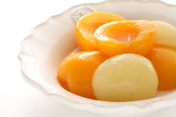 Canned food, yellow and white peach 