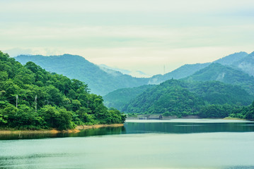 Obraz premium 西日本の渓谷・黒川ダム、梅雨の風景
