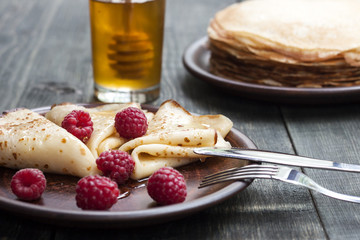 Pancakes with honey and fruit