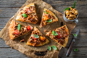 Top view of pizza with chanterelle mushrooms and basil - obrazy, fototapety, plakaty