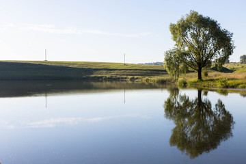 Obraz premium lake near the village of shorshely in the early morning
