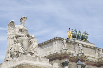 Fototapeta na wymiar Tuileries Statue & Arch