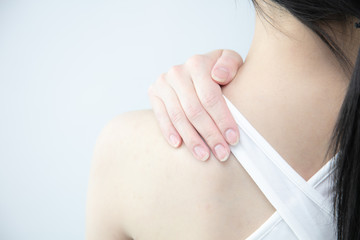 女性　肩