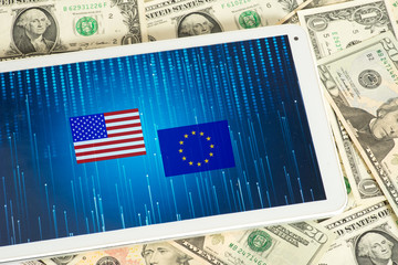 Dollar Geldscheine, Tablet PC und Flaggen von USA und Europäischen Union EU