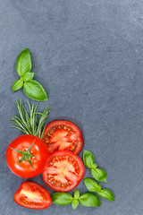 Tomaten mit Basilikum Gemüse von oben Schieferplatte Hochformat Textfreiraum Copyspace