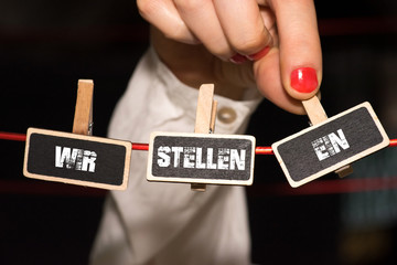 Eine Geschäftsfrau und Stellenangebot mit dem Slogan Wir stellen ein