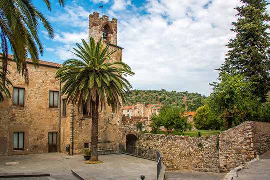 Platz auf der R&uuml;ckseite des Rathauses in Suvereto, Toskana, Italien
