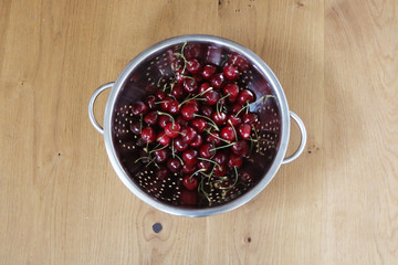 frische Kirschen in der Schüssel