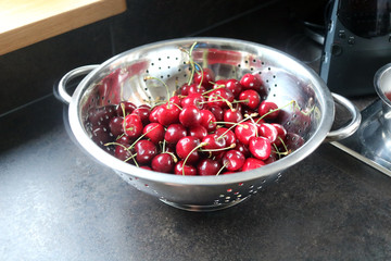 frische Kirschen in der Schüssel