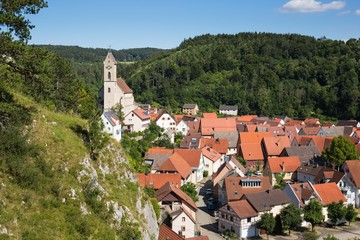 Obraz premium Veringenstadt auf der Schwäbischen Alb mit Ausblick auf die St. Nikolauskirche