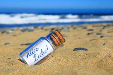 Flaschenpost am Strand: Alles Liebe!