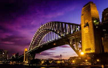 Cercles muraux Sydney Harbour Bridge Construction puissante du pont du port du port pendant le coucher du soleil au centre-ville du centre-ville de Sydney pour des vacances et une lune de miel romantique en couple