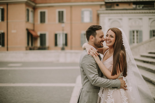 Fototapeta Young wedding couple on Spanish stairs in Rome