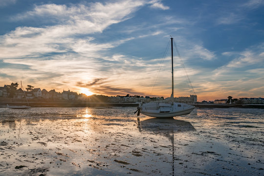 Voilier &eacute;chou&eacute; &agrave; mar&eacute;e basse - La Baule