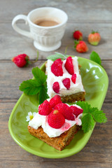 Biskuit mit Erdbeeren