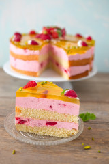 Torte mit Erdbeeren und Götterspeise