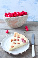 Puddingtarte mit Kirschen