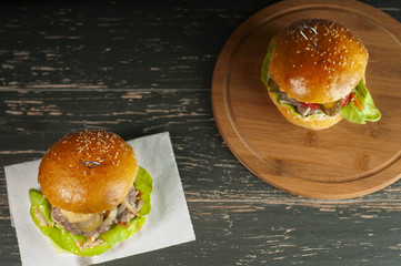 hamburgery z wołowiny i świeżymi warzywami - obrazy, fototapety, plakaty