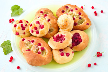 Hefegebäck mit Obst