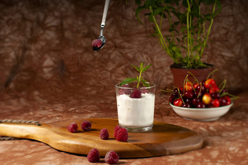 deser jogurt z malinami © iwona666