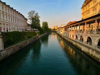 Fototapeta premium Romantic Ljubljana's city center: river Ljubljanica, Triple Bridge (Tromostovje), Preseren square and Franciscan Church of the Annunciation; Ljubljana, Slovenia, Europe.