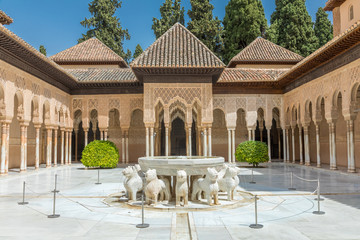 Patio de los Leones, Alhambra de Grenade - obrazy, fototapety, plakaty