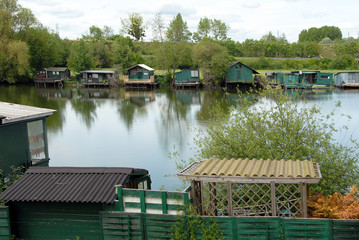 cabanes de pêcheurs autour du plan d'eau de Chérizy, Eure et Loir, France