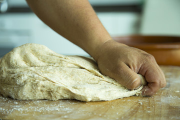 Amasar pan, manos , masa, harina, casero