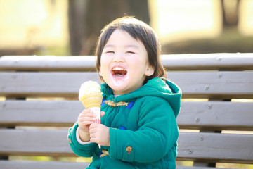 ソフトクリームを食べる男の子