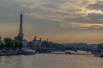 Fototapeta na wymiar hermosa puesta de sol con la Torre Eiffel y el río Sena en París, Francia