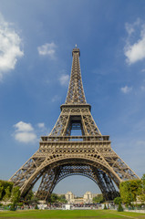 Fototapeta na wymiar Torre Eiffel en Paris, Francia un dia de verano