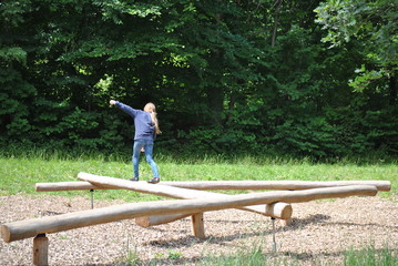 Kind balanziert auf Spielplatz