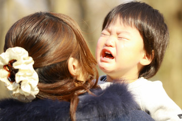 泣く子ども