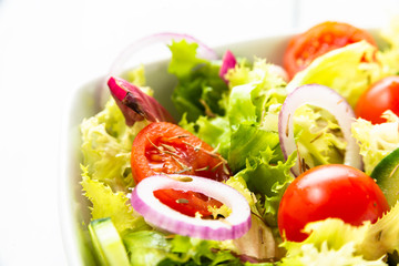 Insalata fresca con cetrioli, lattuga, pomodori, anelli di cipolla e timo 