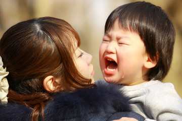 泣く子ども